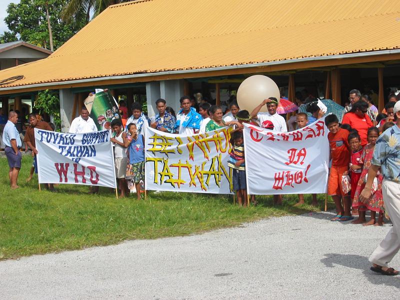 tuv28 Taiwan provides generous assistance, as a sign of gratitude for the recognition given by Tuvalu, which is a member of the UN. Here, Tuvaluans have (been) gathered to show their support for the entrance of Taiwan in the WHO.